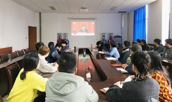 2bb9b6e95288421aac3c4360a43684be.jpg 师生代表收看开幕式1.jpg