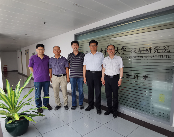 d93ff9583fb345e09f4daed6189ed78b.png 一行人在公司深圳研究院合影.png