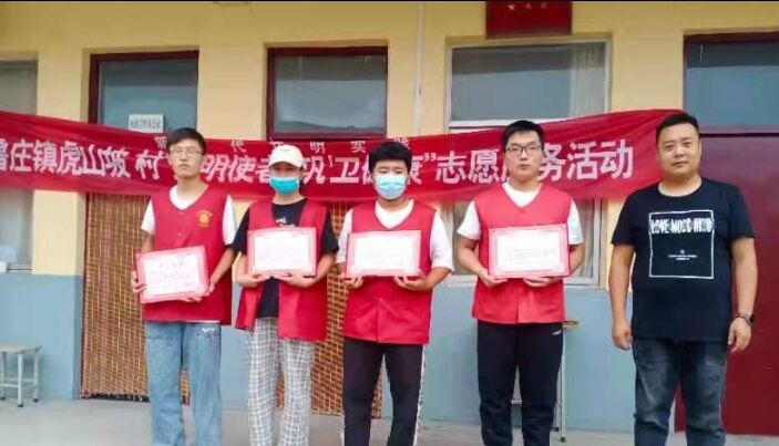 294aa099087549bea2794e027d763d51.jpg 村委会为志愿者颁发荣誉证书.jpg